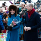 Prins William og Hertuginne Catherine hilser på frammøtte på Slottsplassen Foto: Cornelius Poppe / NTB scanpix